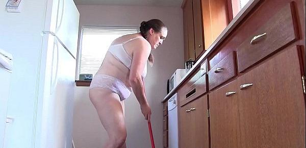  USA BBW Lisa takes off her bra and panties while she cleans the kitchen